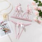 Ensemble de lingerie sexy deux pièces string et tanga, entrejambe ouverte, décolleté plongeant et nœud papillon.