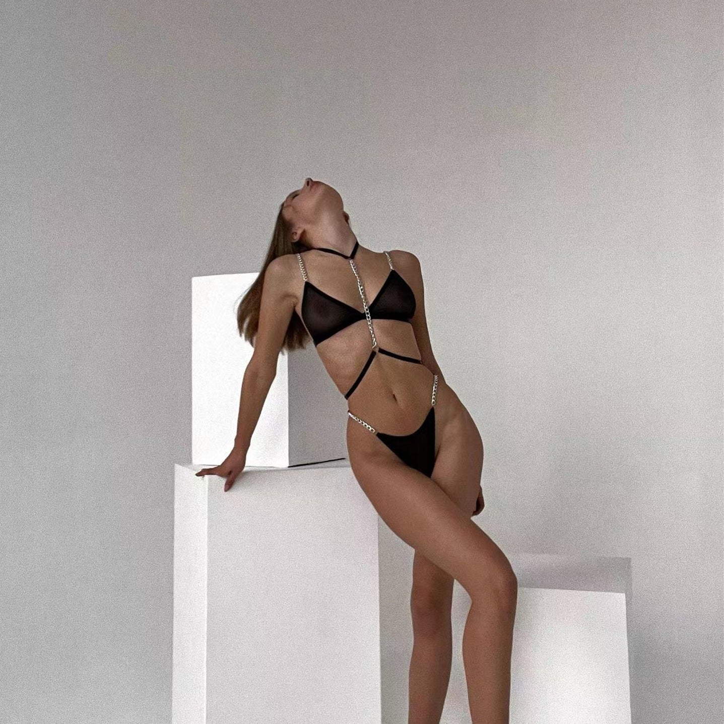 Ensemble de lingerie sexy trois pièces : soutien-gorge à chaîne métallique, string et tanga.